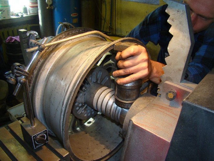 Prostowanie felgi aluminiowej w warsztacie KOTLICCY
